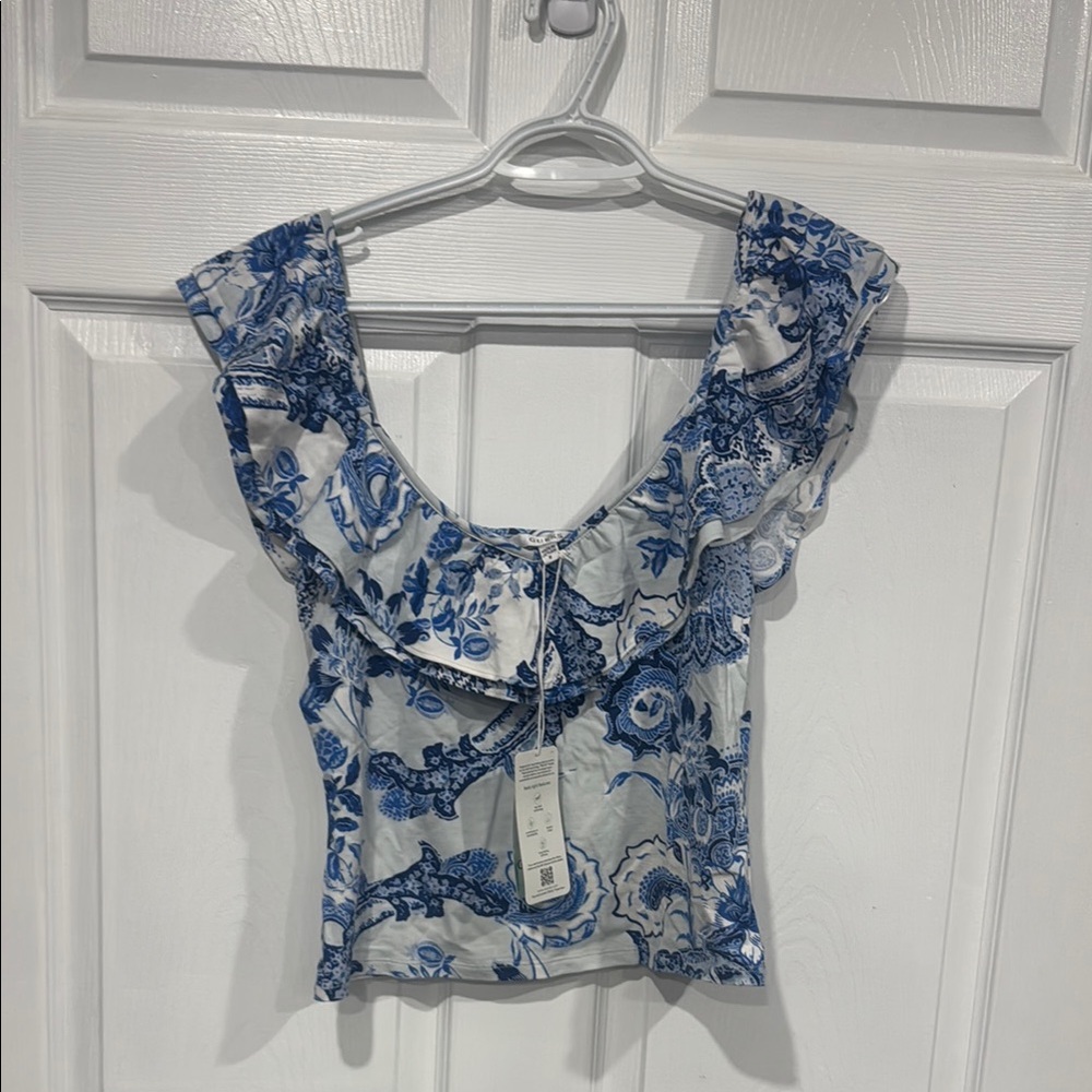 Guess Off The Shoulder Crop Top
NWT
Size M
Blue Floral Pattern
